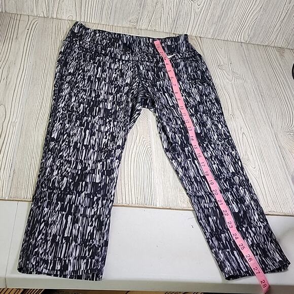 Nike Dri-Fit Grey and Black Capri Athletic Leggings Womens Size Small - Picture 8 of 11